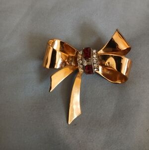 Vintage Coro gold tone bow brooch with Red & Clear Rhinestones Missing Stone